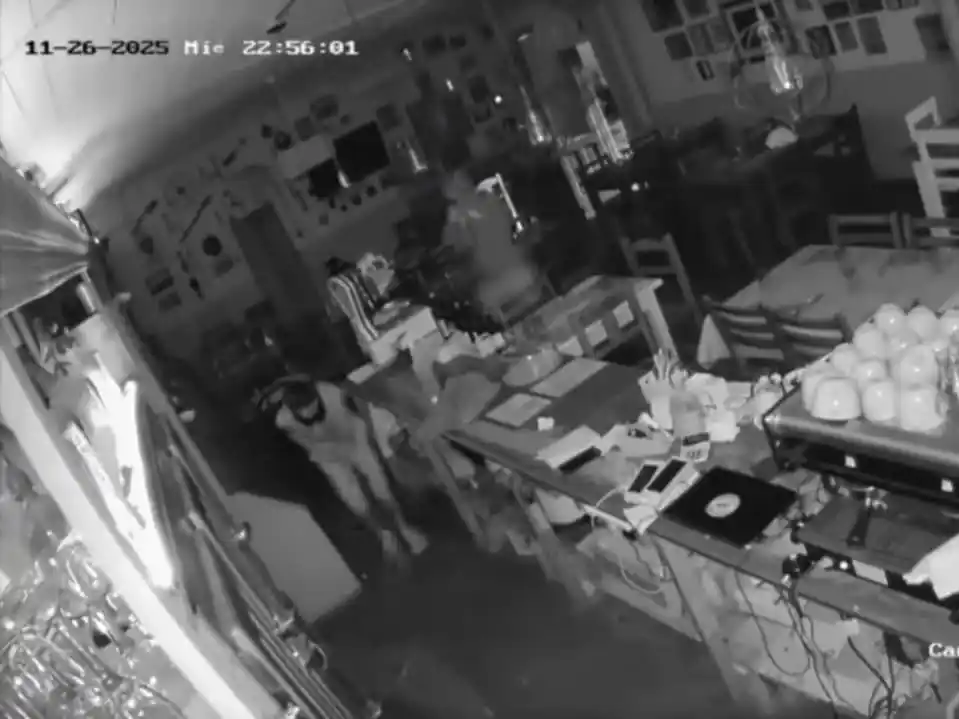 Las cámaras registraron a las dos personas que ingresaron al bodegón.