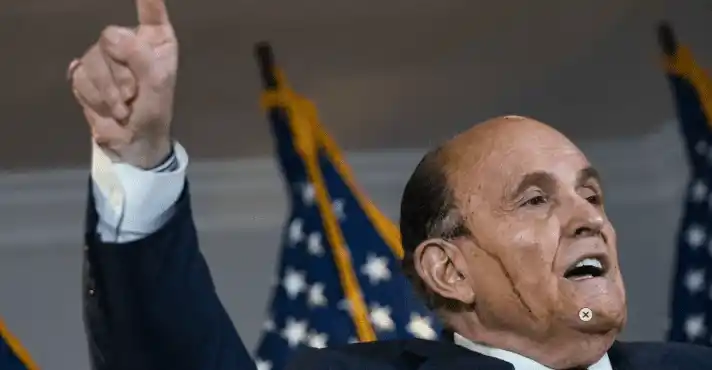 Mientras tinte resbala por su rostro, Rudy Giuliani insistía en fraude con ayuda de VENEZUELA