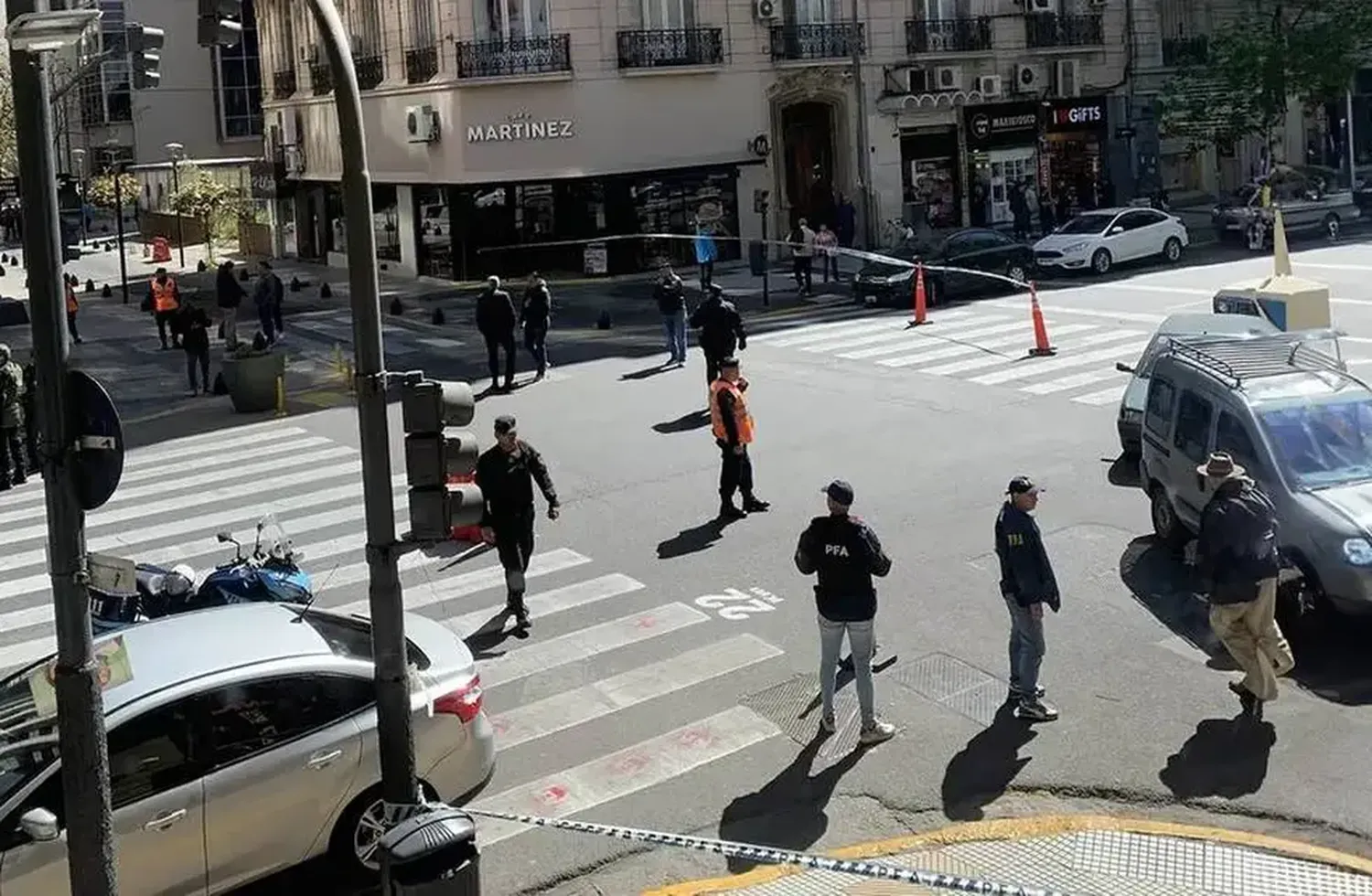 La PFA también trabaja en el lugar y se solicitó la presencia de un escuadrón antibombas.