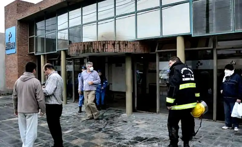 Se incendió una clínica en Villa Elvira y debieron evacuar pacientes