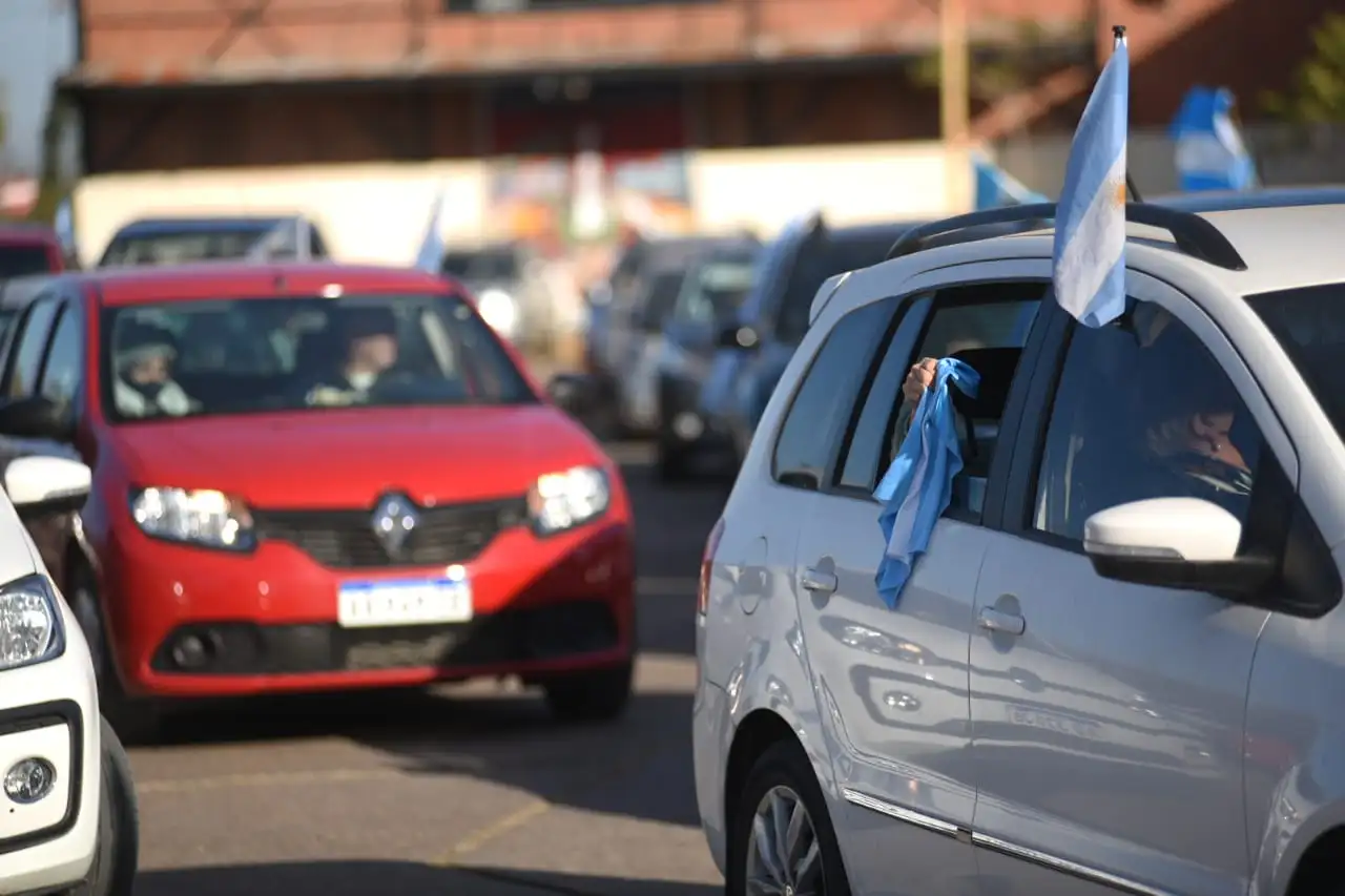 Cambio de rumbo: la caravana de manifestantes concluyó frente a la Municipalidad
