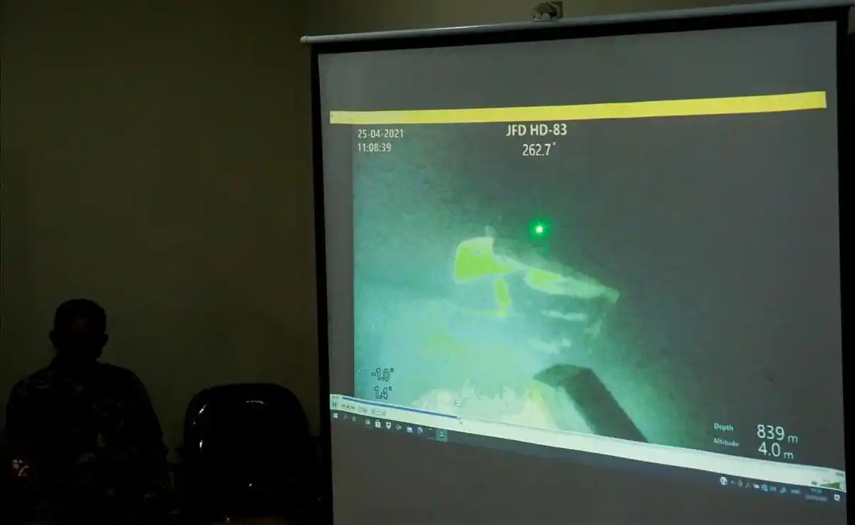 Encontraron al submarino desaparecido partido en pedazos: los 53 tripulantes están muertos