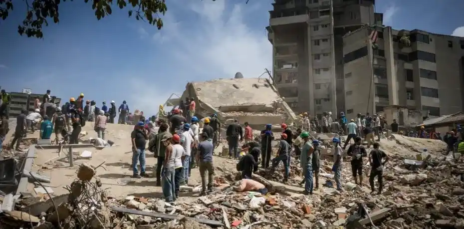 La intervención de la Brigada USAR ARG-15 se suma a un esfuerzo internacional que ya cuenta con 30 equipos de búsqueda y rescate urbano de diversos países. Foto: EFE.