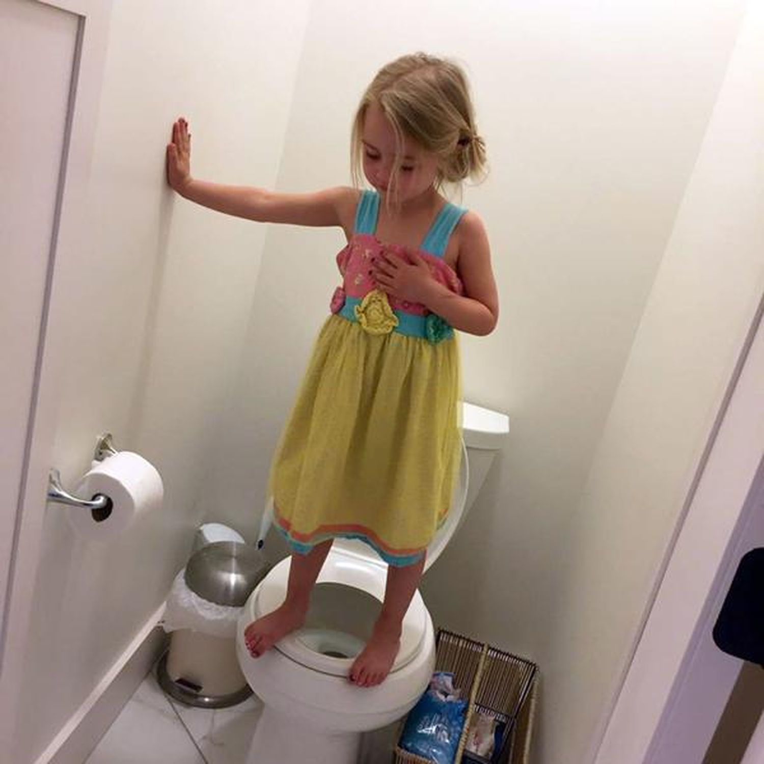 ¿Qué hace la niña? La imagen que oculta un drama