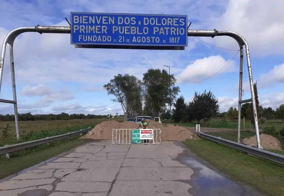 Coronavirus: Dolores se "blinda" e impiden con montículos de tierra y vallas el ingreso desde la ruta
