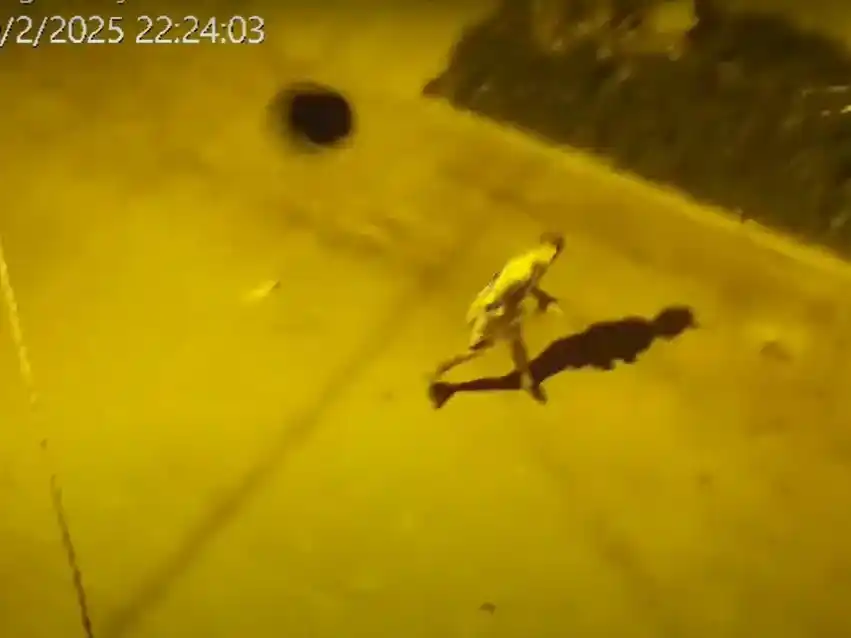 A los cascotazos, destrozó una cámara de seguridad en el barrio Barranquitas