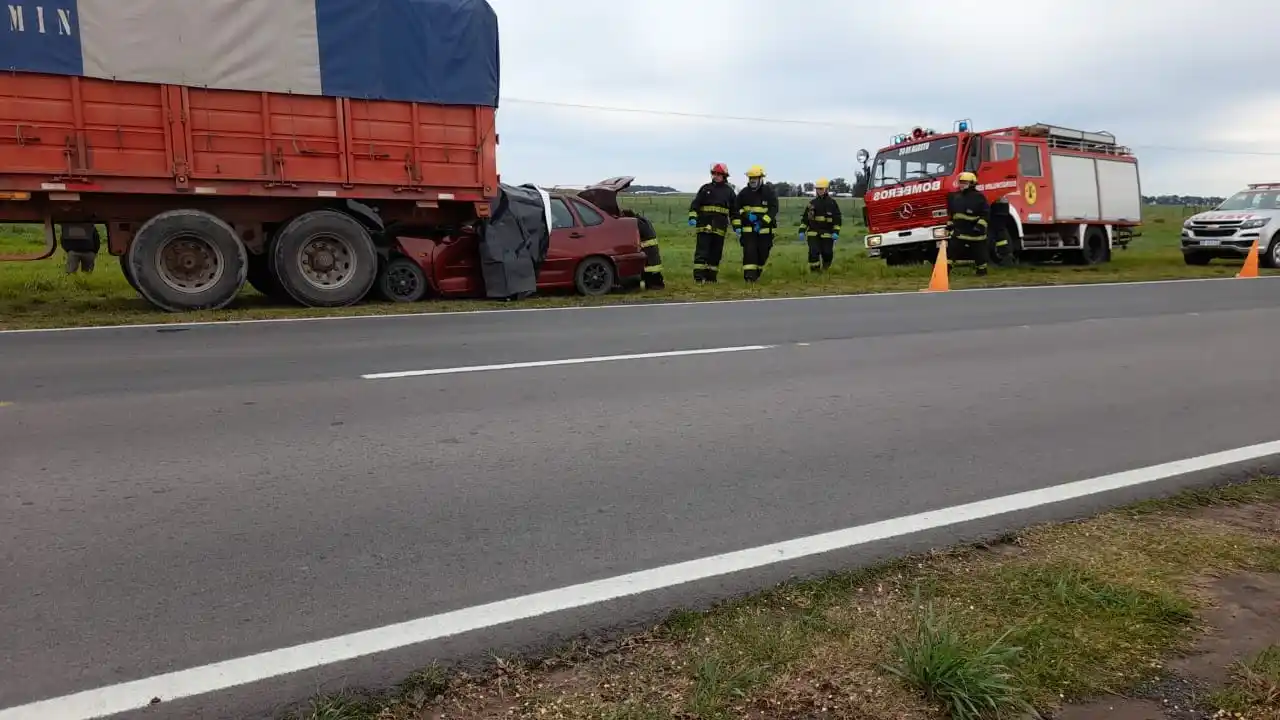 Investigan femicidio en Tres Lomas: La pareja chocó y murió en la ruta
