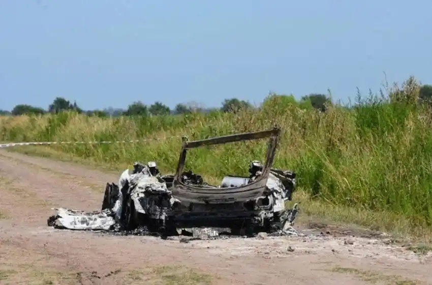 Triple crimen de Ibarlucea: confirman que la mujer murió en el acto y revelan un estremecedor dato del Audi incendiado