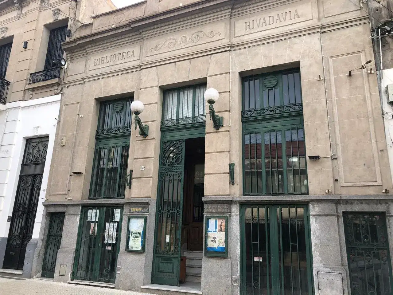 La biblioteca está ubicada en San Martín 516.