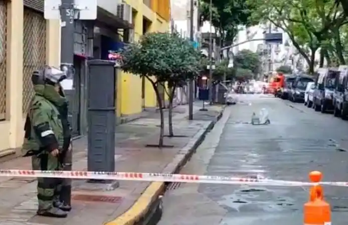 Procesaron al acusado de poner la bomba casera frente al Departamento de Policía