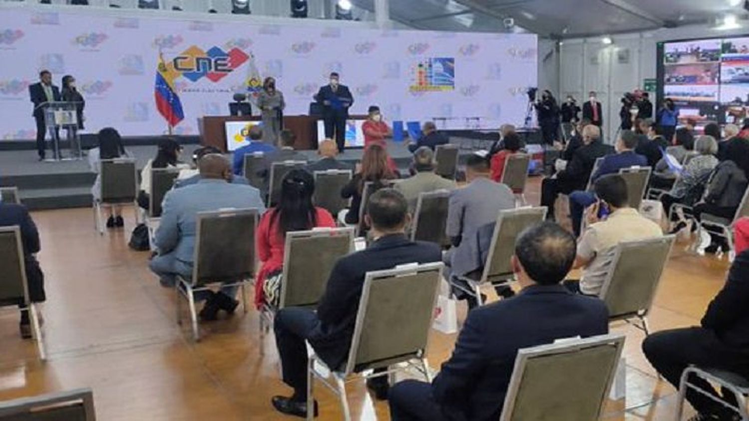 CNE de Maduro acredita a los 277 diputados electos el 6 de diciembre