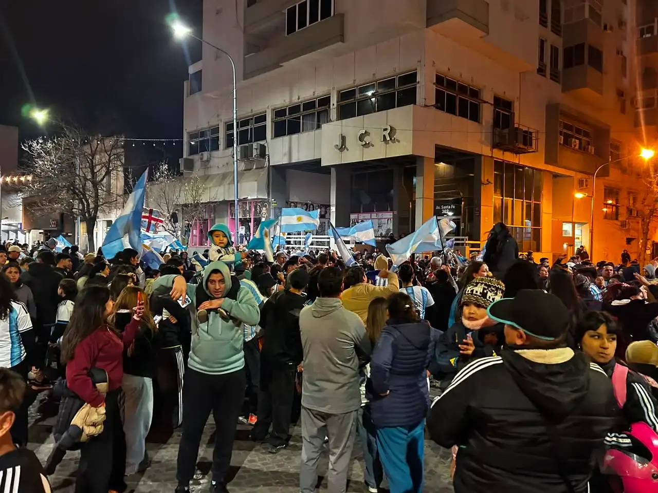 Rafaela también salió a la calle: entre la tristeza y el orgullo, los hinchas homenajearon a la Selección - 1