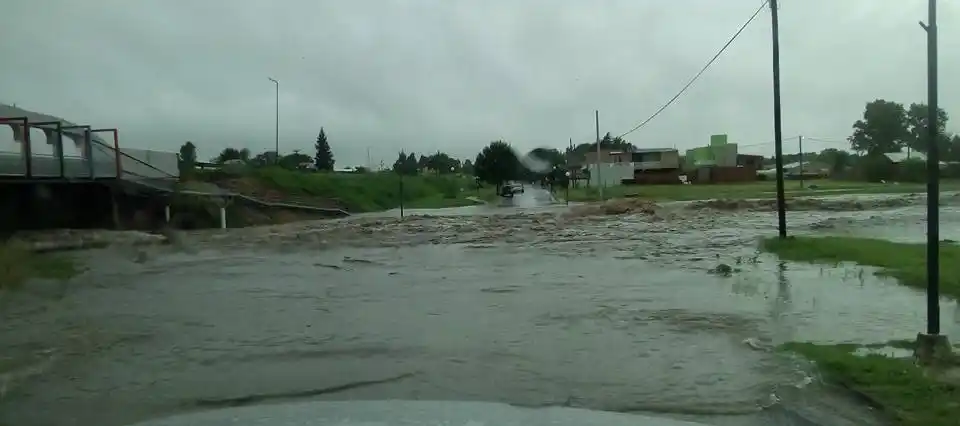 Se produjeron cortes en rutas a causa del desborde de arroyos