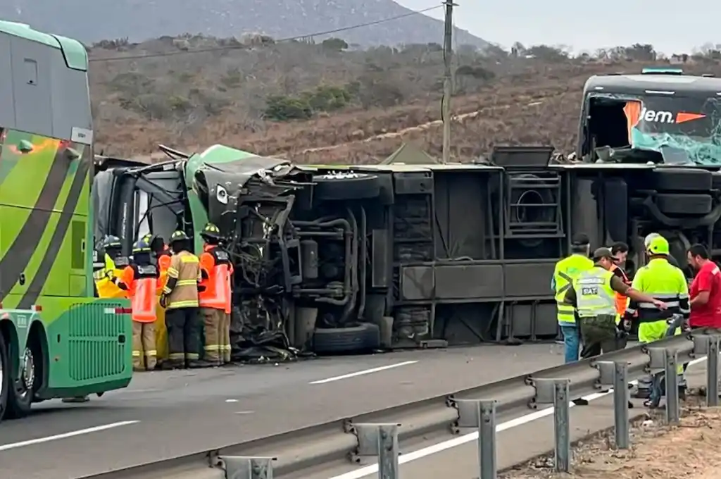 La peor parte del accidente la sufrieron los ocupantes del bus que volcó.