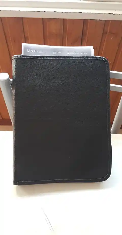 Encontraron una carpeta con dinero en Carrefour y buscan a su dueño