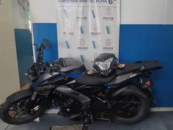 Dos detenidos por manejar una moto robada: quiso escapar y se metió en una casa ajena