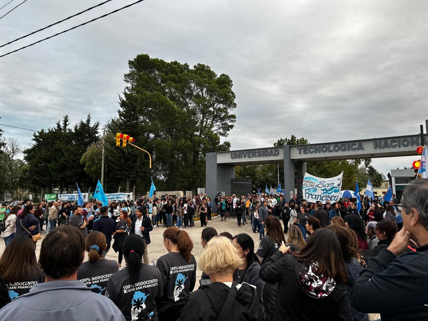 La UTN fue el punto de encuentro donde comenzó la marcha en defensa de las universidades.