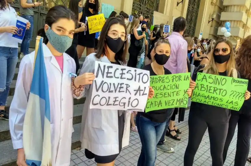 Padres y alumnos se movilizaron frente a Gobernación para pedir la vuelta de las clases presenciales