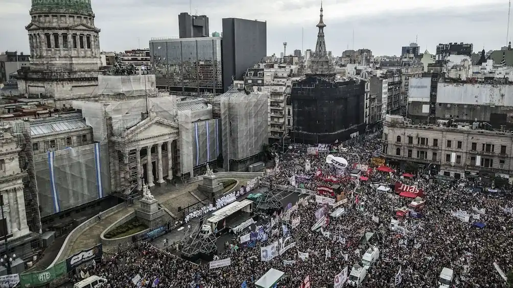 Una multitud se manifestó en el Congreso contra la violencia de género