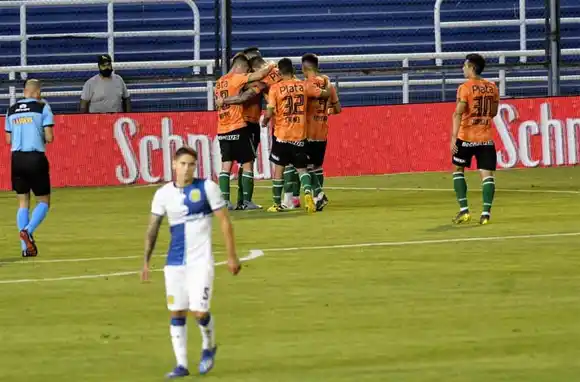 Cachetazo: Central fue una sombra y Banfield le ganó con autoridad en Arroyito