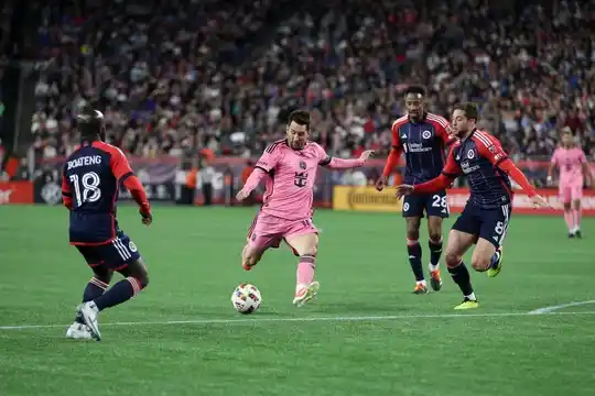 Líder en soledad: Con doblete de Messi, Inter Miami lo dio vuelta y goleó a New England