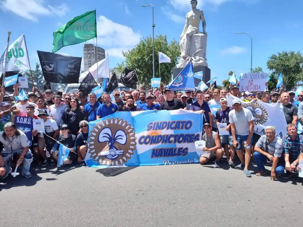 Banderazo en el Monumento de los Pescadores en defensa de la Ley Federal de Pesca en enero 2024.