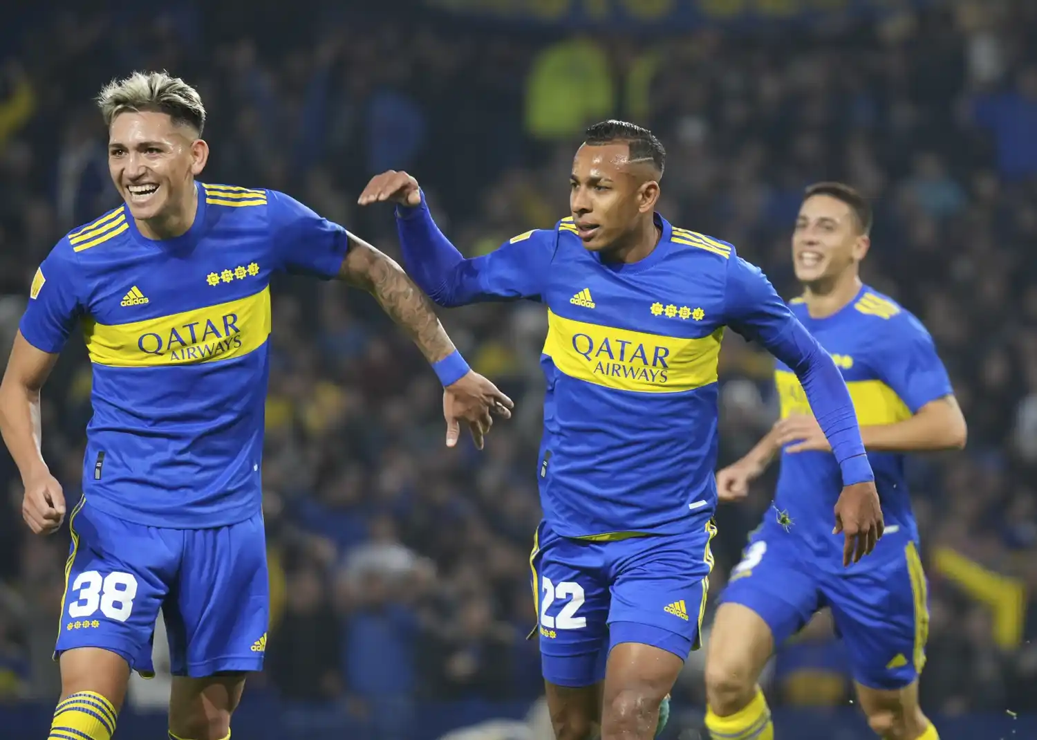 Villa celebra con Vázquez el segundo gol xeneize.
