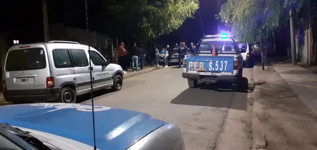 La policía irrumpió en una reunión social de seis personas