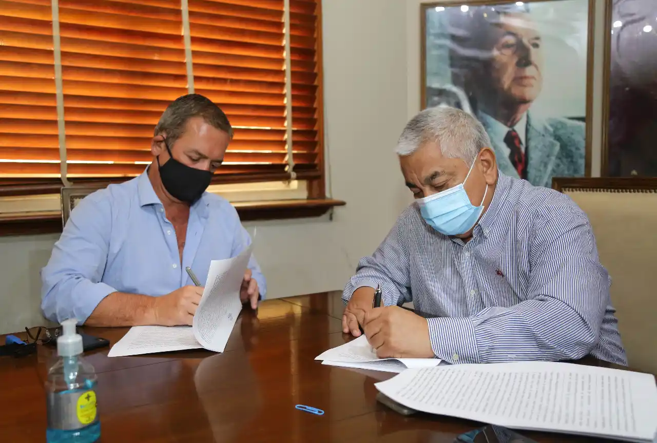 Firmaron el contrato con IARSA para comenzar la obra de pavimentación en barrios Futuro y Estrada