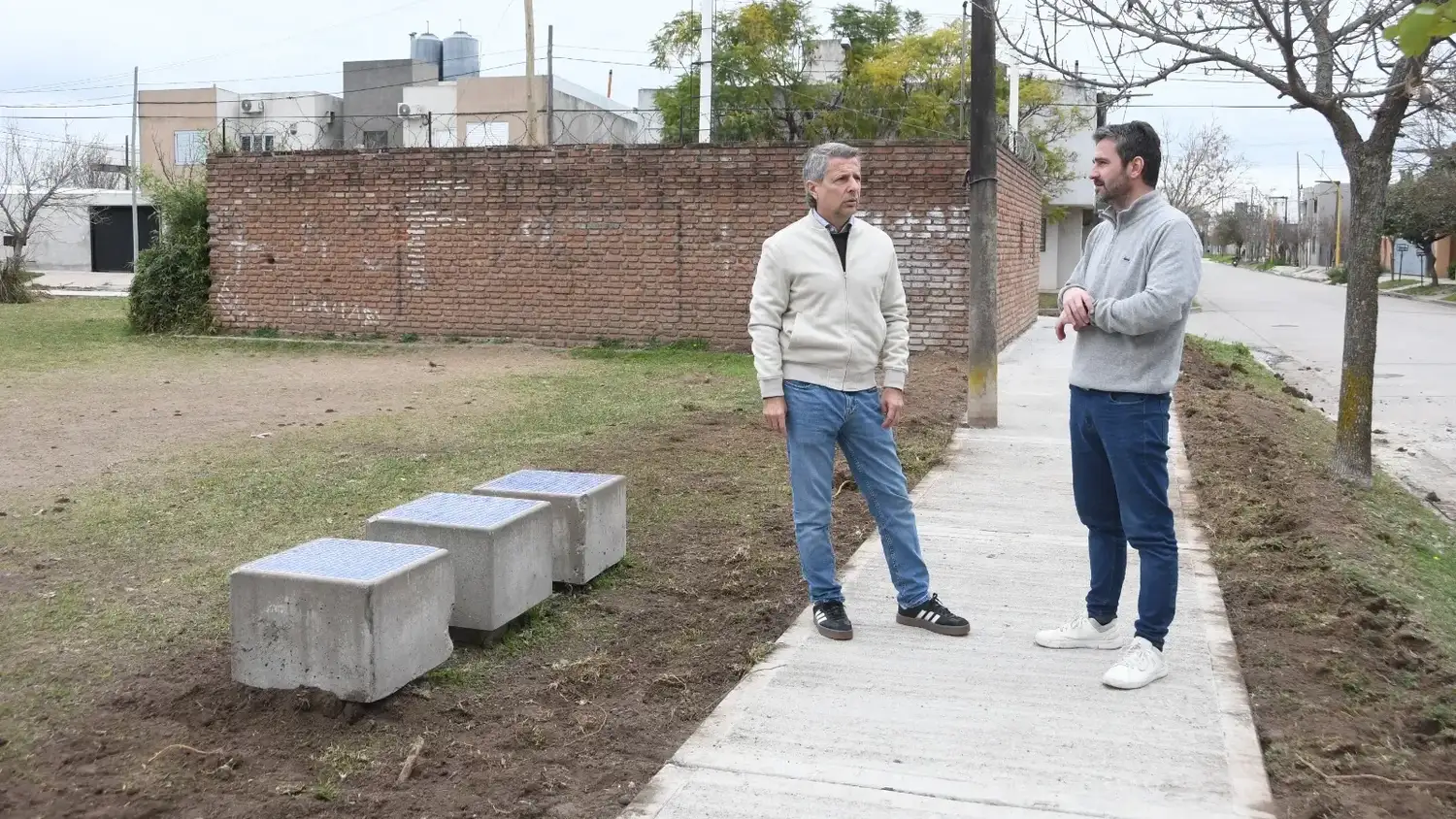 Bernarte y Ortega renovación de veredas en plaza del encuentro