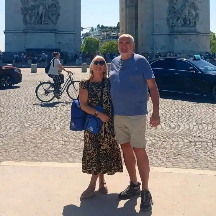 Claudia y su esposo junto al Arco de Triunfo en París
