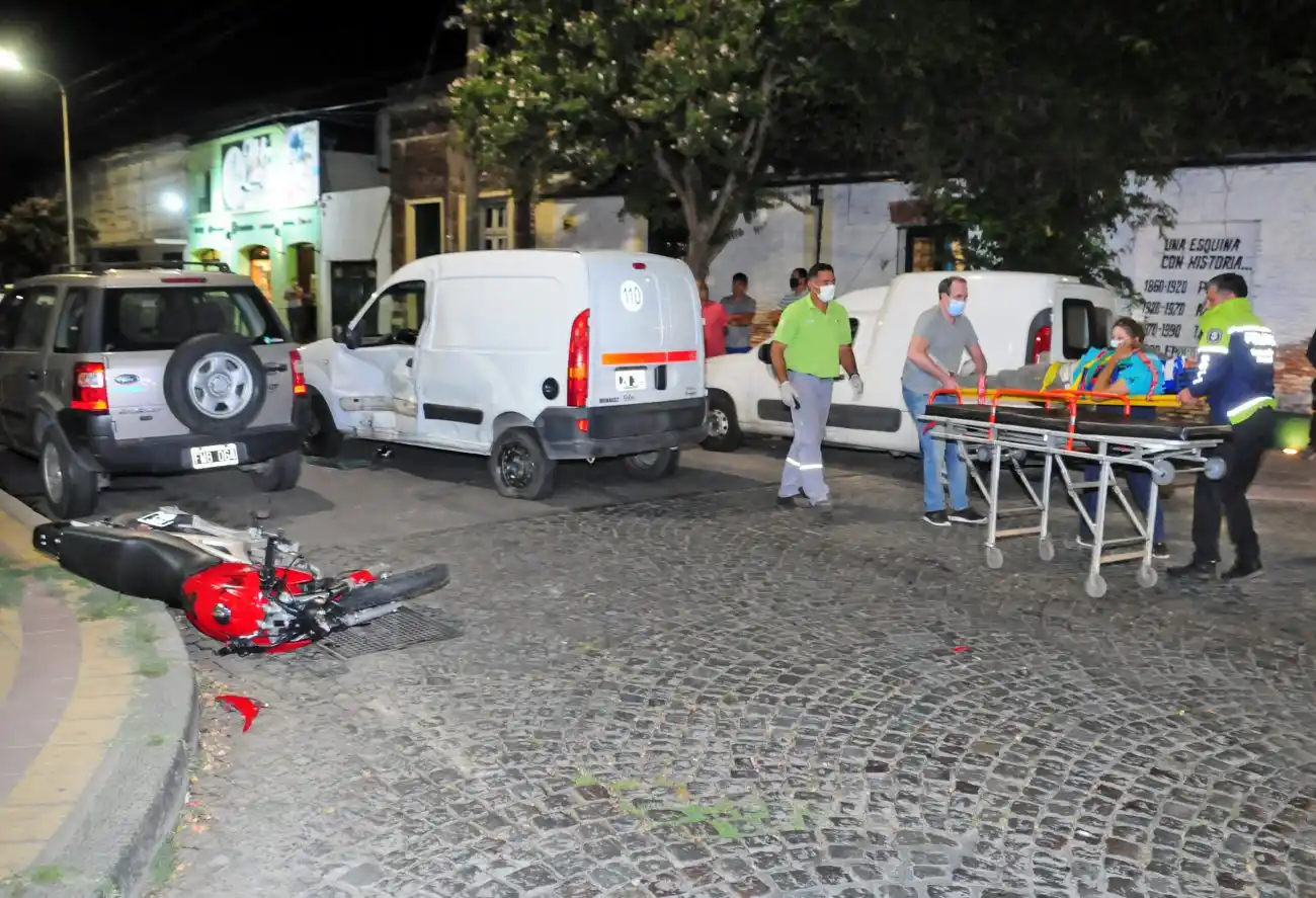 Dos personas sufrieron heridas en un  violento choque en San Martín y 14 de Julio