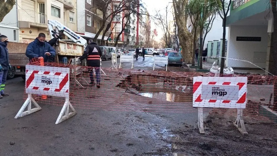 Reparan caño en Córdoba y Falucho