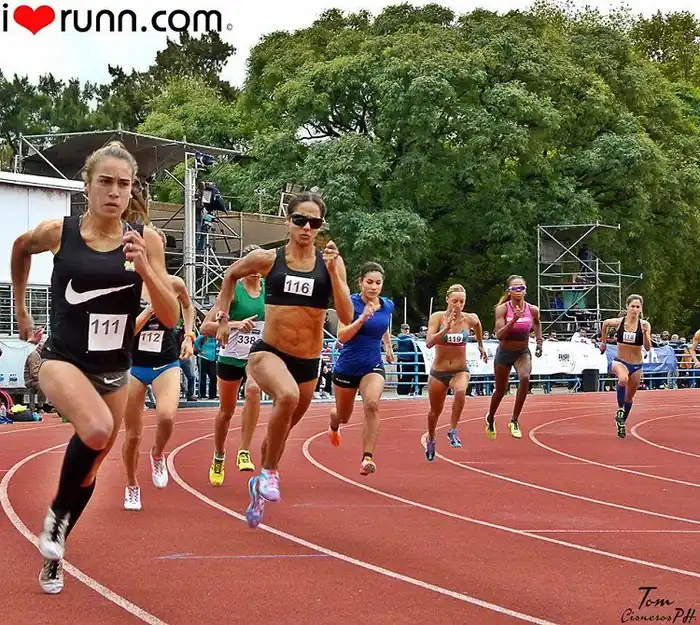 Belén Casetta ganadora de los 1.500 metros. 