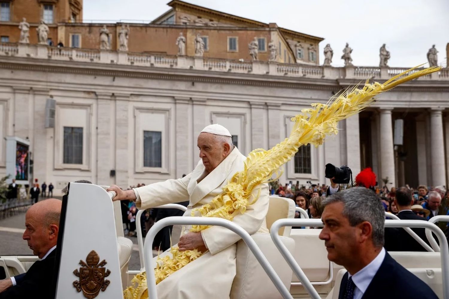 El Papa retomó su agenda luego de la internación: presidió el Domingo de Ramos y saludó a miles de fieles