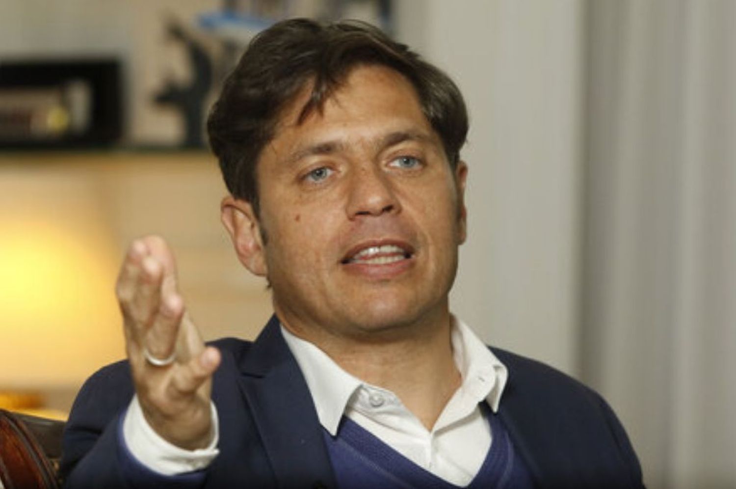 Los intrusos dejaron insultos dirigidos al gobernador Axel Kicillof.