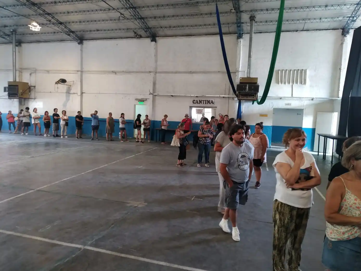 La fila para inscribirse en los cursos de la UniBarrial.