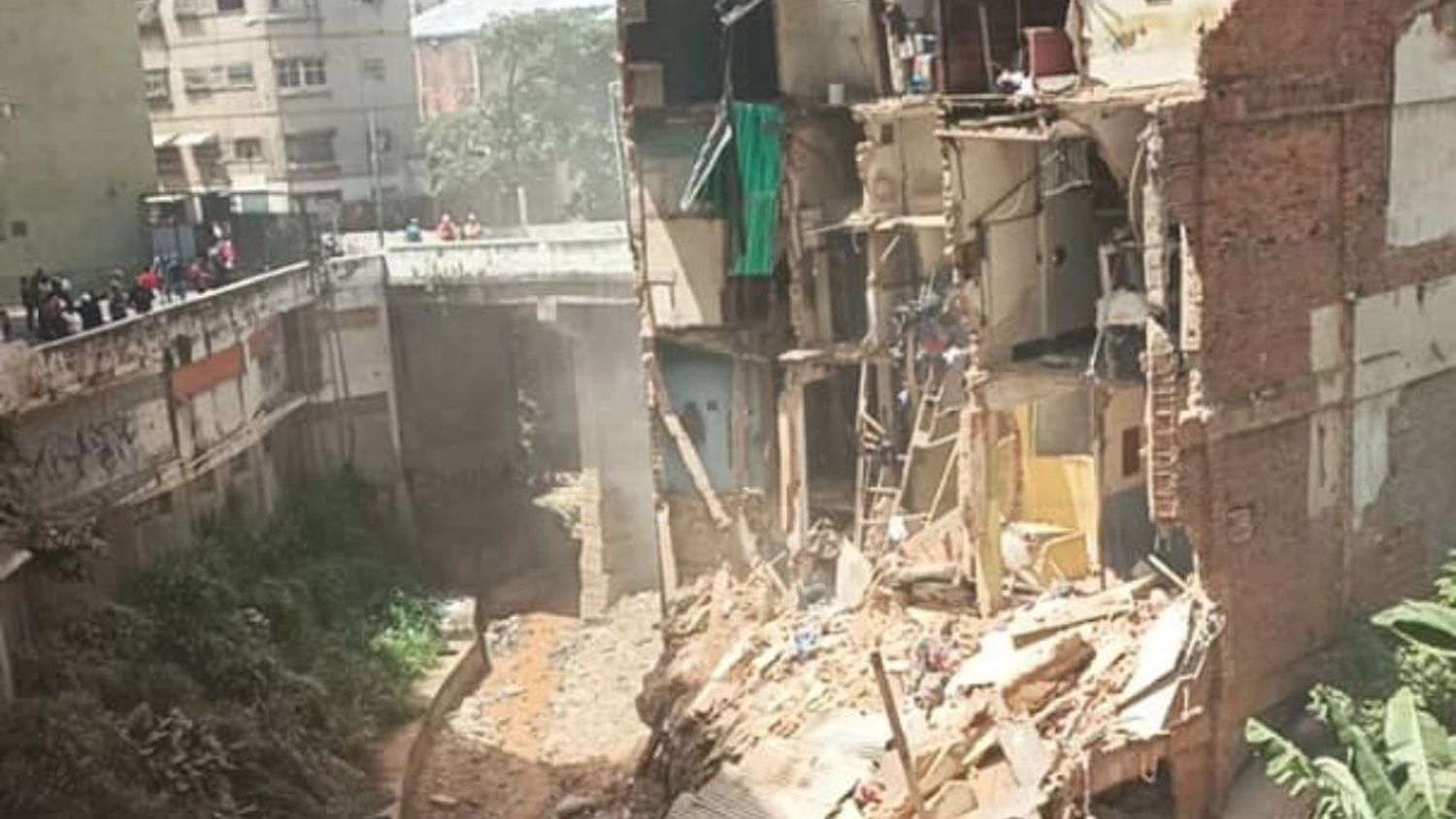 Al menos 25 familias quedaron sin viviendas: SE DESPLOMA EDIFICIO EN ALTAGRACIA (+Video)