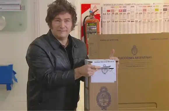 Milei votó en Almagro sin hacer declaraciones a la prensa y rodeado de militantes