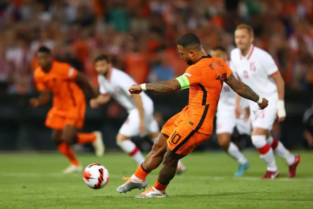 Depay falló un penal para Países Bajos.
