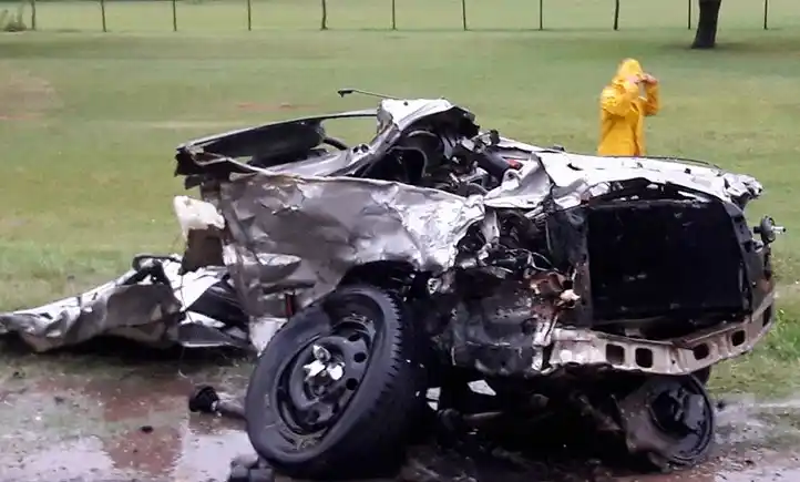 Camioneta partió un auto al medio en violenta embestida sobre Ruta 12