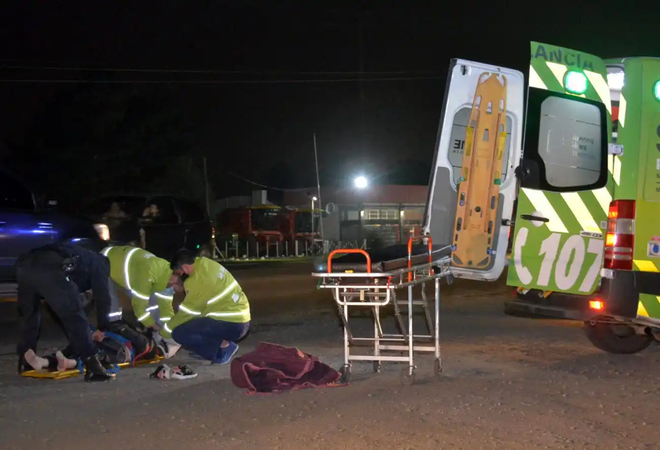 Dos motociclistas sufrieron heridas al chocar con una camioneta