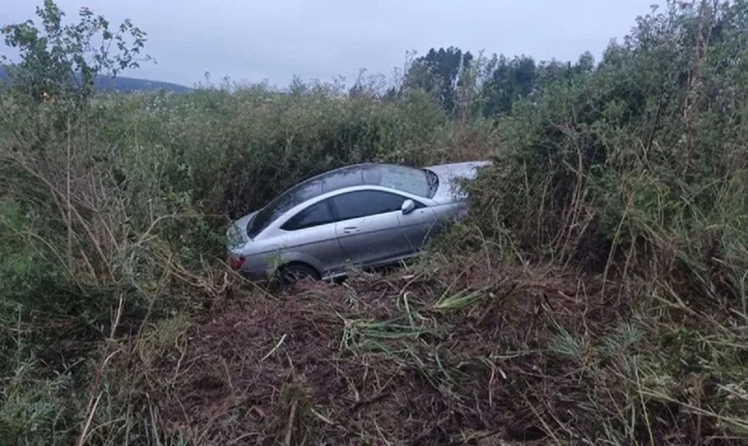 Violento despiste y vuelco en la Ruta 14