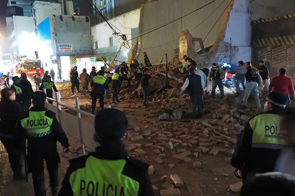 Se derrumbó un histórico cine en Tucumán: al menos tres muertos