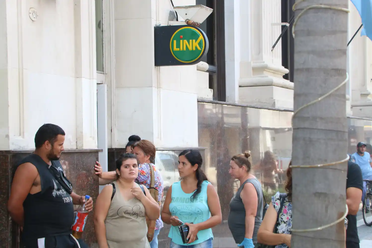 Ingreso Familiar de Emergencia y jubilados: Quienes cobran este martes 26
