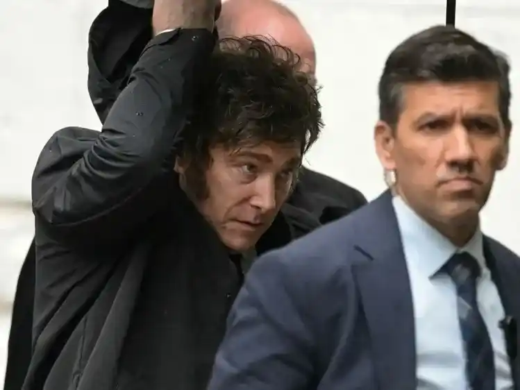 Milei regresó de Europa: atacó a periodistas, pero evitó hablar de la causa $Libra