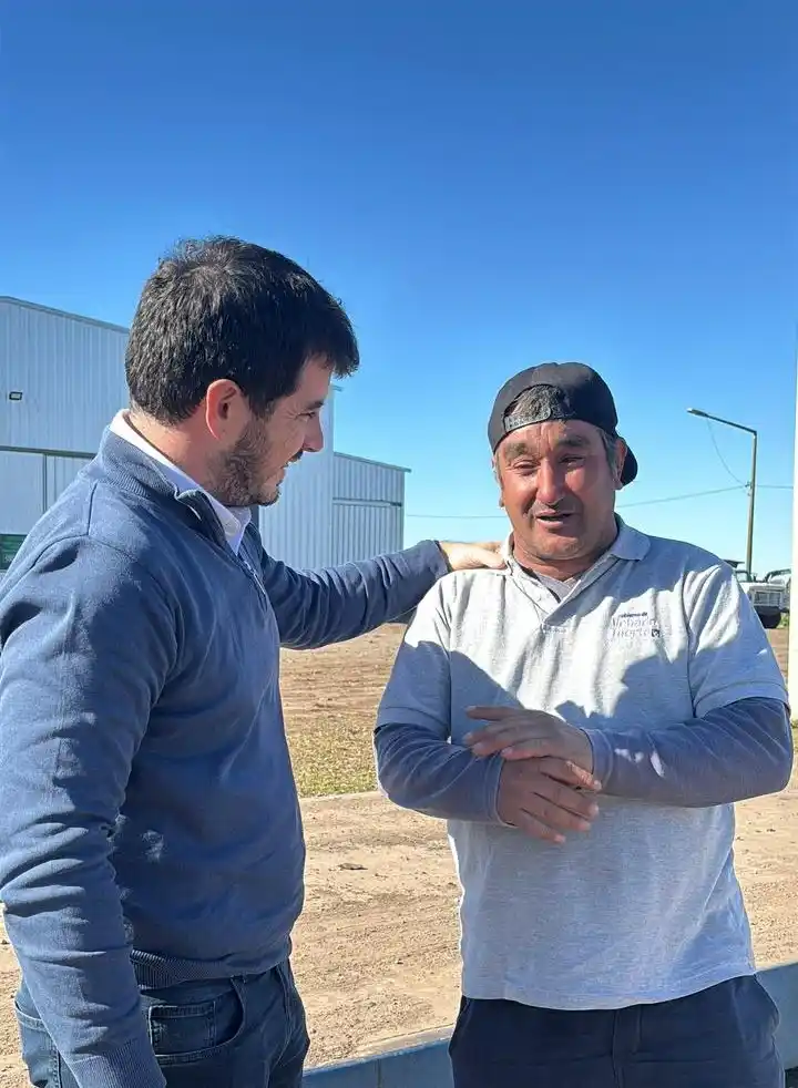 El intendente junto a uno de los