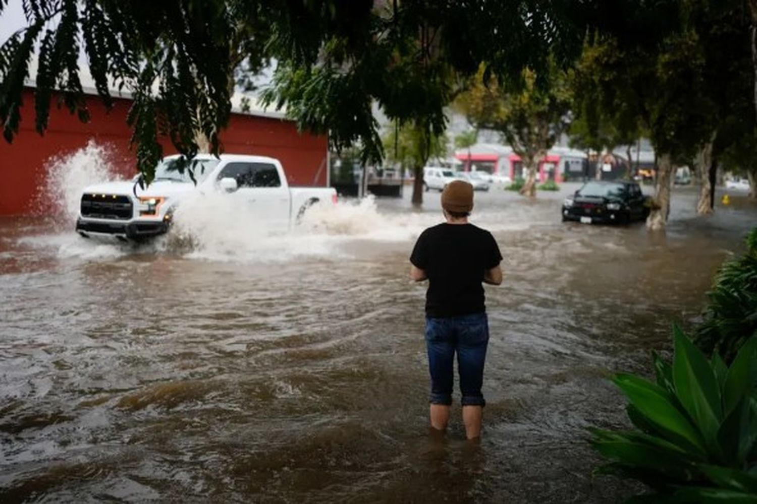 Automovilistas circulan por una calle inundada durante una tormenta el jueves en Santa Bárbara, California.