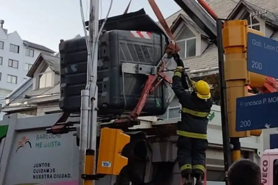 Un rosarino murió tras ser compactado por un camión recolector de basura en Bariloche