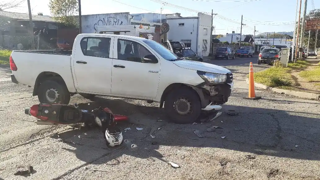 Una camioneta y una moto colisionaron en Dinamarca y Figueroa.